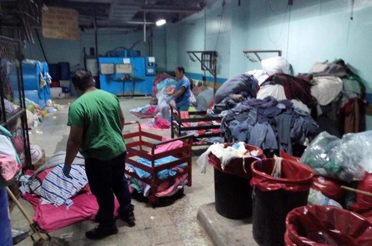En el área de lavandería del Hospital General San Juan de Dios se acumulan grandes cantidades de ropa, lo que podría causar contaminación. (Foto Prensa Libre: Óscar Rivas)