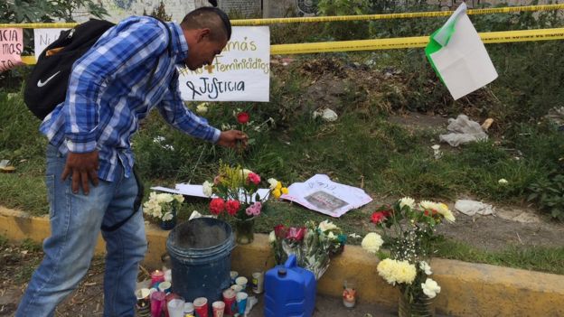La gente se ha volcado espontáneamente para dejar flores y veladoras en el memorial improvisado y el baldío.