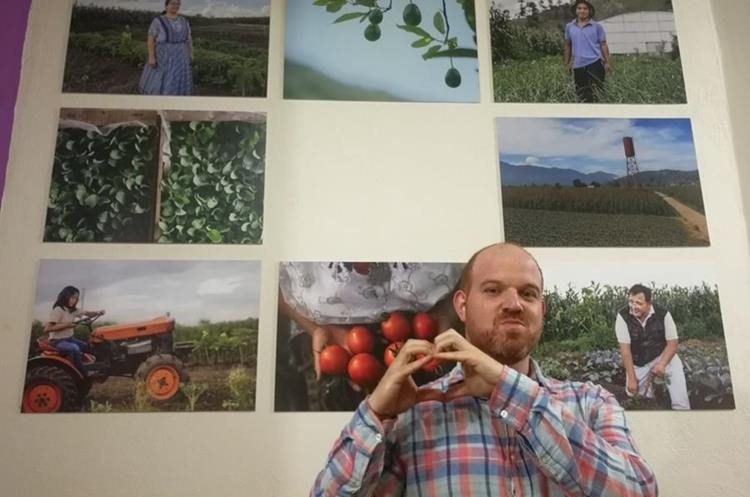 Jesse Schauben y su restaurante Tacorazón en Xela, cuyos productos son orgánicos y cultivados por familias que se benefician del negocio. (Foto Prensa Libre: Fred Rivera)