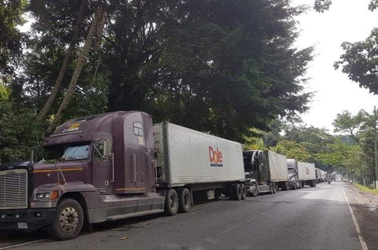 Taxistas bloquean el ingreso a Puerto Barrios, Izabal, por su inconformidad ante la falta de reparación y ampliación de carreteras. (Foto Prensa Libre: Dony Stewart)