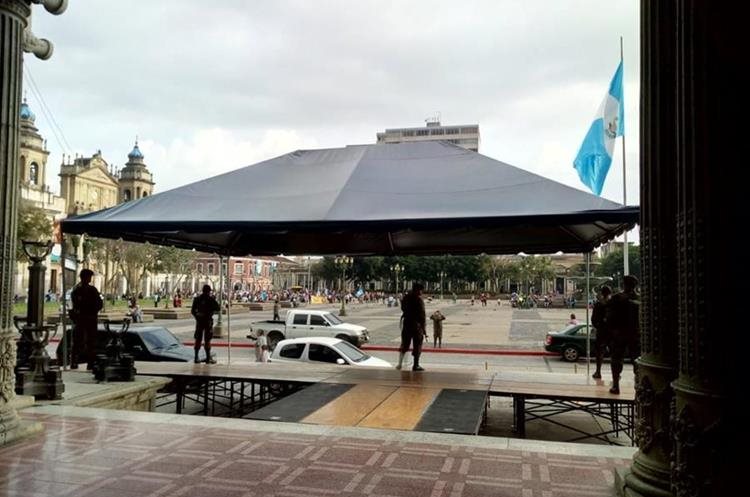Frente al Palacio Nacional se afinan los detalles para las actividades de este viernes y sábado por la Independencia. (Foto Prensa Libre: Óscar Rivas)