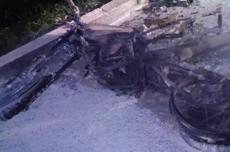 La motocicleta en la que viajaba la pareja  quedó calcinada. (Foto Prensa Libre: Dony  Stewart) 