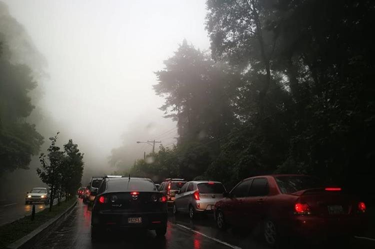 El descenso de San Lucas Sacatepéquez a San Cristóbal, Mixco, es complicado, debido a la lluvia y al cierre en el bulevar Sur. (Foto Prensa Libre: César Pérez Marroquín)