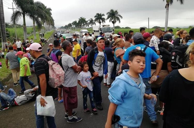 Los migrantes hondureños fueron bajados de los autobuses en los que viajaban, en el km 55 de la autopista Palín Escuintla. (Foto Prensa Libre: Carlos Paredes)