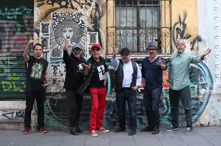   Vinicio Molina, Álvaro Aguilar, Paulo Alvarado, Aguilar, Ranferí Aguilar y Oscar Conde g Grupo de rock Alux Nahual - migrantes defensores. (Foto Prensa Libre: Keneth Cruz) 