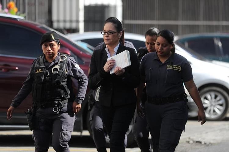 Roxana Baldetti, llega a la Torre de tribunales con su libro Días de Gloria. (Foto Prensa Libre: Erick Ávila)