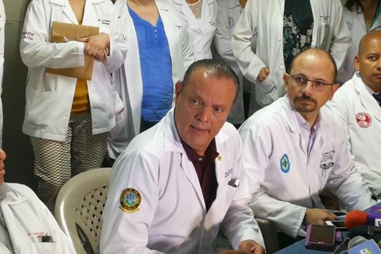Médicos del Hospital Roosevelt condenaron la balacera de ayer y piden que el Estado garantice la salud y la seguridad. (Foto Prensa Libre: Estuardo Paredes)