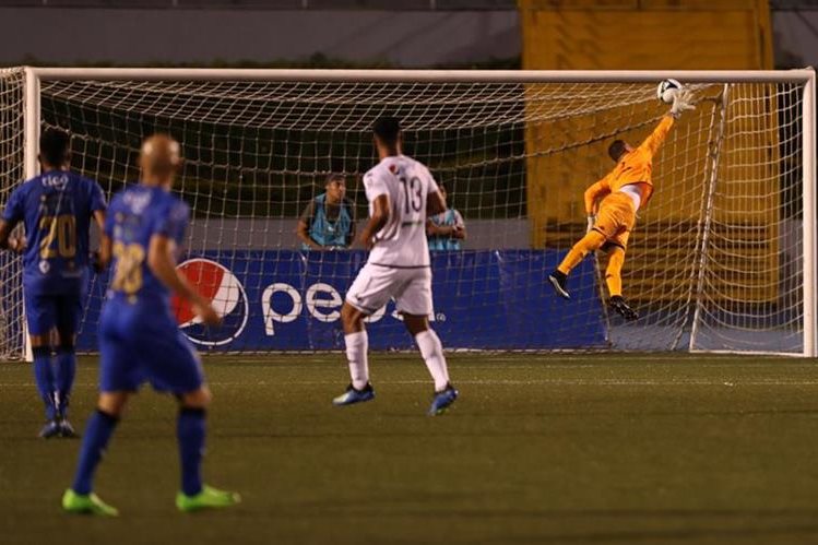 Con un disparo casi desde media cancha Janderson Pereira adelantó a Cobán Imperial. (Foto Prensa Libre: Carlos Vicente)