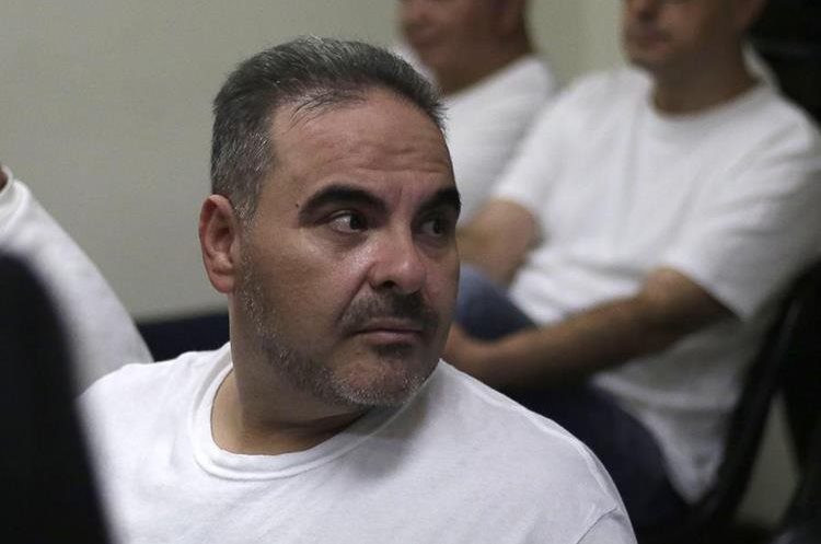 Antonio Saca asiste a la instalación de un juicio en su contra. (EFE)