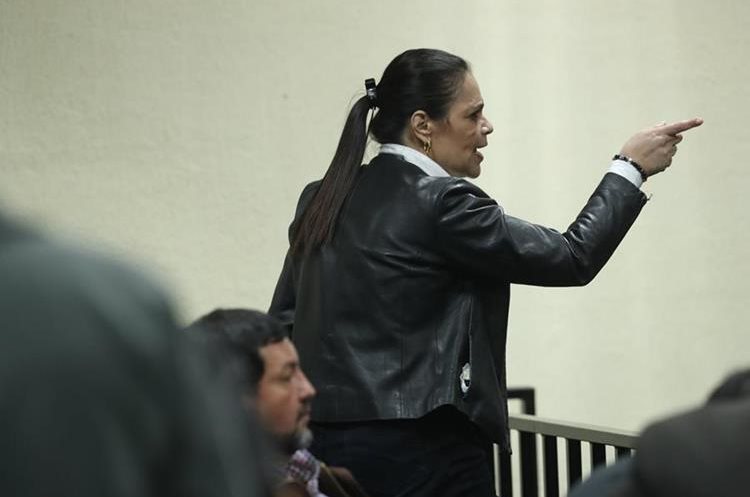 La ex vicepresidenta Roxana Baldetti, momentos antes de escuchar la sentencia por el caso Agua Mágica. (Foto Prensa Libre: Esbin García)