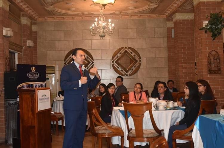 Gabriel Aguilera, viceministro de Previsión Social y Empleo del Ministerio de Trabajo (Mintrab), informó sobre la Feria de Empleo para Vacacionistas 2018. (Foto Prensa Libre: Cortesía Mintrab)
