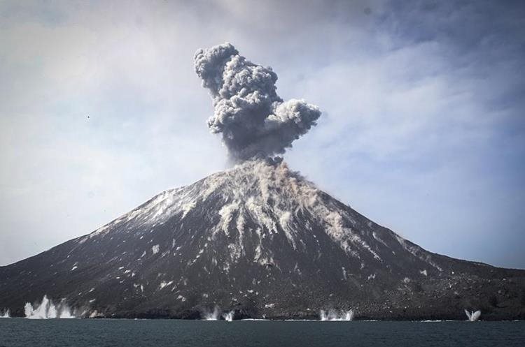 El tsunami pudo ser originado por un deslizamiento de tierra submarino producido por la erupciÃ³n del volcÃ¡n Anak Krakatau. (Foto Prensa Libre: Agencia EFE)