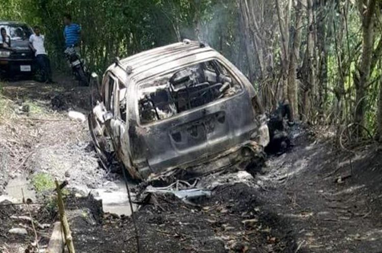 Un vehículo incendiado y dos personas fallecidas fueron localizados en la ruta al sitio arqueológico El Naranjo, en Melchor de Mencos, Petén. (Foto Prensa Libre: Dony Stewart)