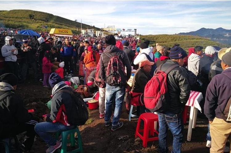Pobladores bloquean la ruta Interamericana en rechazo al Gobierno de Jimmy Morales y a favor de la continuidad de la Cicig. (Foto Prensa Libre: Mynor Toc)
