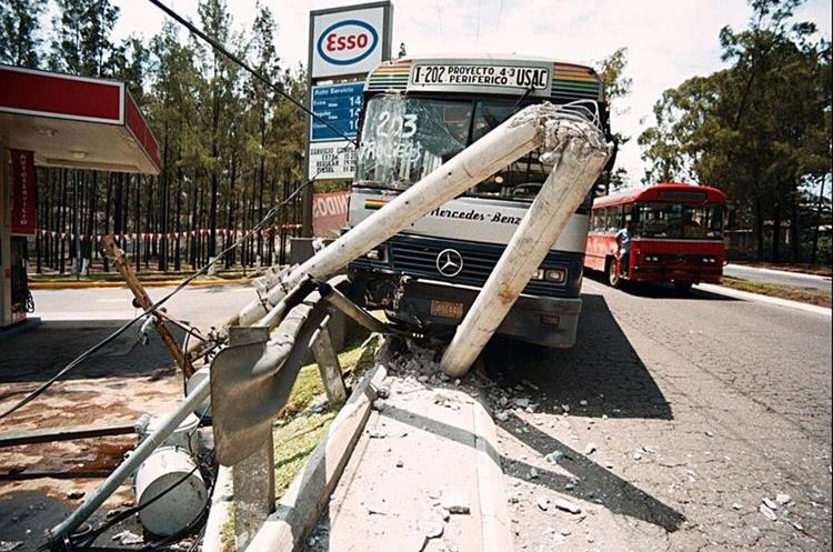 En la Ciudad de Guatemala es comÃºn que en los accidentes viales algunos postes sean derribados. (Foto Hemeroteca PL)