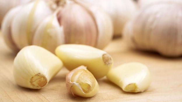 Un estudio pequeño halló que, comparado con un placebo, consumir un suplemento de ajo lleva a sufrir menos resfriados. (GETTY IMAGES)