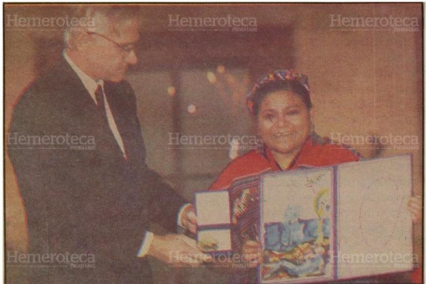 El presidente del Comité Noruego, Francis Sejersted entrega a Menchú el diploma y la medalla del Premio Nobel 1992. (Foto: Hemeroteca PL)