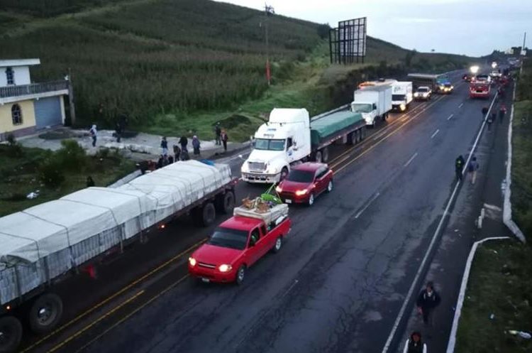 Se forman filas de vehículos por el bloqueo en la ruta Interamericana, Totonicapán (Foto Prensa Libre: Mynor Toc)