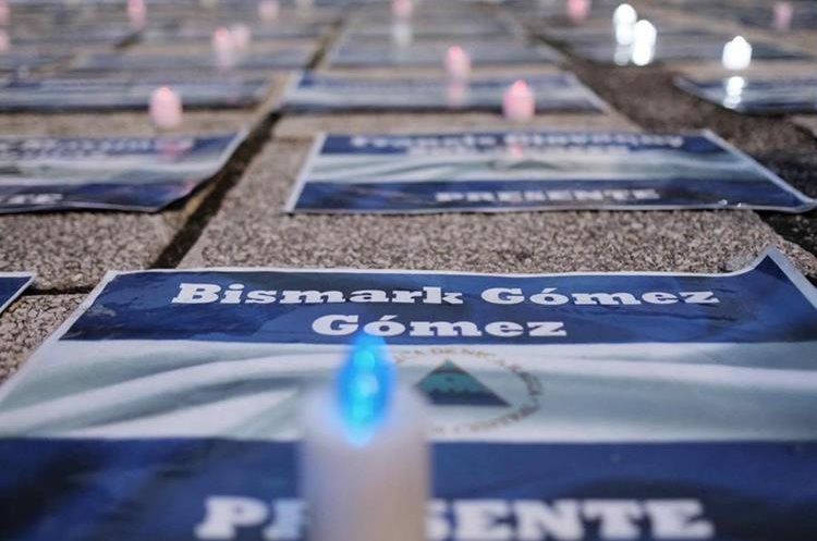   Image of several flags with names of people killed during protests in Nicaragua during a vigil organized by the Nicaraguan community in Costa Rica. (Free Photo Prensa: EFE) 