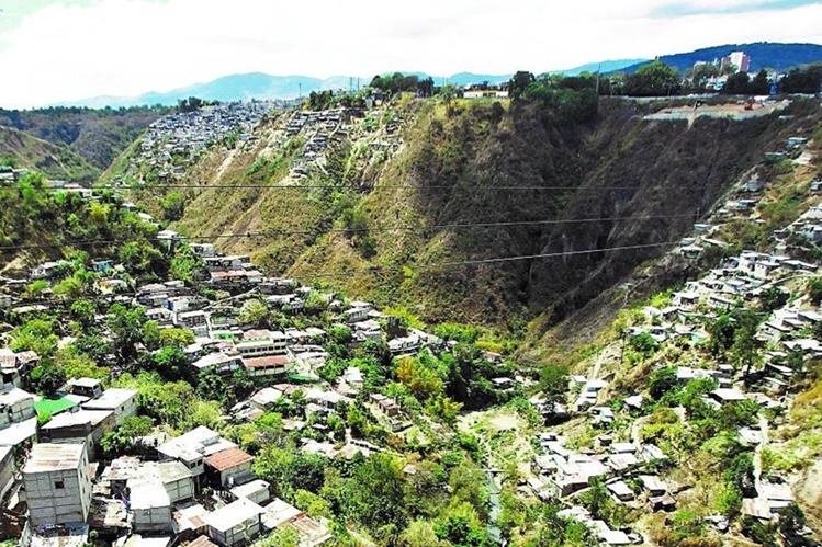 Un puente se construirá en la cuenca que divide las zonas 3 y 7 de la capital. La estructura es la conexión hacia túneles de la ruta del Corredor EO. (Foto Prensa Libre: Hemeroteca PL)