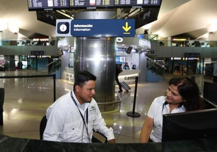 Pedro Perebal junto a una compañera en su actual trabajo en el Aeropuerto Internacional La Aurora. (Foto Prensa Libre: Hemeroteca PL).