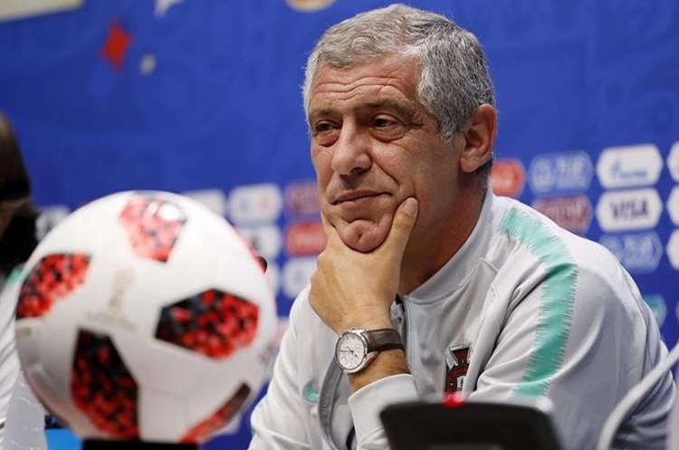 Fernando Santos cree que el equipo debe de jugar en conjunto y ayudar a que CR7 pueda conseguir goles contra Uruguay. (Foto Prensa Libre: EFE)