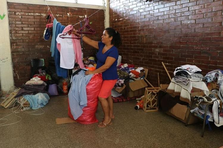 MarÃ­a Rivera guarda las pocas pertenencias de su familia, pues deben abandonar el albergue habilitado en la escuela Experimental Carlos Samayoa Chinchilla. (Foto Prensa Libre: Carlos Paredes)