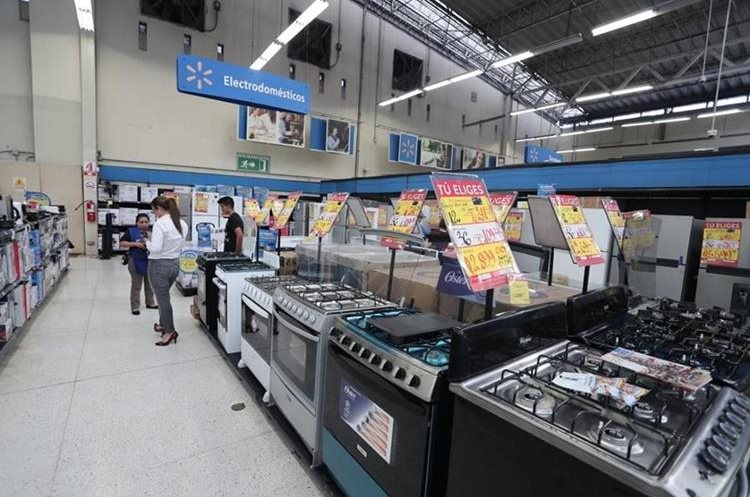 Según estudios de Walmart entre los productos que más buscan los clientes durante el Día Más Barato del Año sus estufas, microcentrales, refrigerados, entre otros. (Foto Prensa Libre: Juan Diego González)