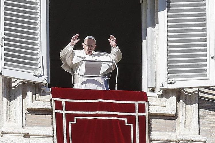 El papa Francisco celebró la oración del Angelus en El Vaticano durante el 52 Día de la Paz. (Foto Prensa Libre: EFE)
