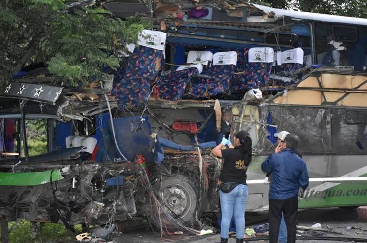 

En esa parte del bus viajaban los ssposos Mario Colindres y Marcela Hintz. (Foto Prensa Libre: Dony Stewart)
