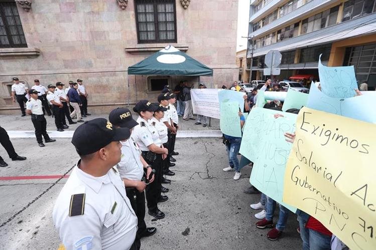   Protesters call for improvements for the police. (Photo Prensa Libre: Óscar Rivas) 