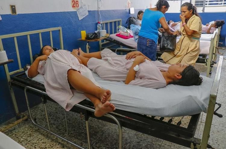 Dos mujeres llevan tres días durmiendo en la misma cama en Hospital Nacional de Retalhuleu. (Foto Prensa Libre: Rolando Miranda)