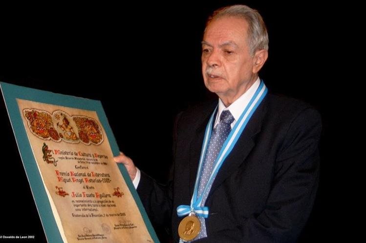Julio Fausto Aguilera recibiÃ³ en el 2002 el Premio Nacional de Literatura Miguel Ãngel Asturias. (Foto Prensa Libre: CortesÃ­a) 