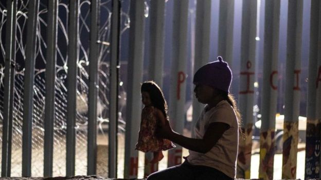 Entre los grupos de migrantes centroamericanos que llegan a la frontera entre MÃ©xico y Estados Unidos hay muchas familias. GETTY IMAGES
