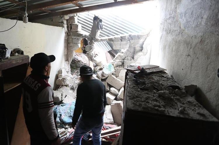 Personal de la Conred evalúa los daños en tres viviendas en Santa Ana, zona 1 de Xela. (Foto Prensa Libre: Fred Rivera)