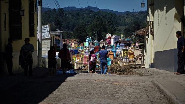 Imagen de la 8.ª calle de Chichicastenango, la que va desde la iglesia de Santo Tomás hasta el cementerio municipal, separados por 400 metros. Foto Roberto Valencia (El Faro).