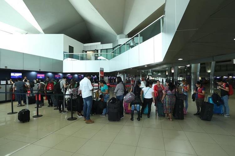 Pasajeros que realizan el chequeo en las aerolÃ­neas tienen de retraso hasta 30 minutos debido al problema en el sistema de fajas .