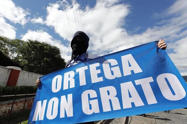 Activistas nicaragüenses participan en una manifestación contra la presencia del presidente de Nicaragua, Daniel Ortega, en la XXVI Cumbre Iberoamericana, en Antigua Guatemala. (Foto Prensa Libre: EFE)