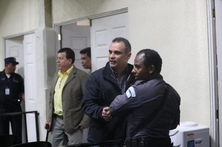Mario Baldetti, hermano de Roxana, implicado en caso Agua Mágica, ingresa a la megasala de audiencias. (Foto Prensa Libre: Érick Ávila)