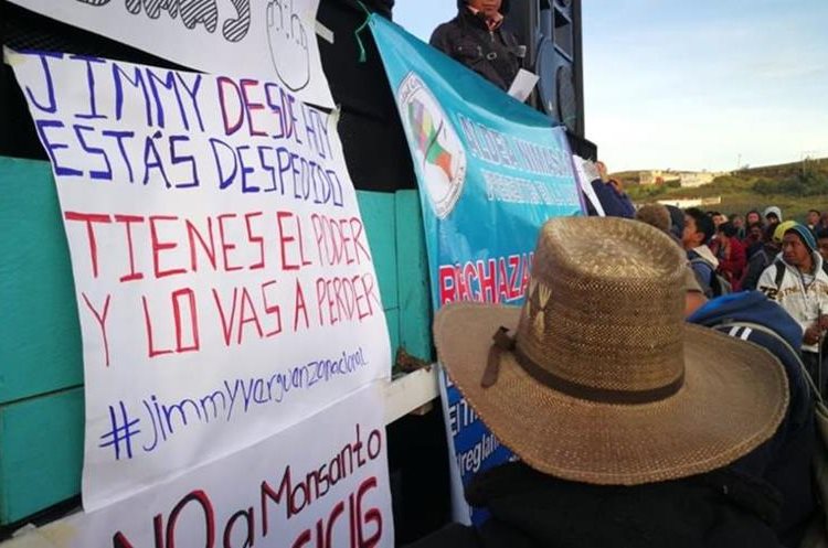 Pobladores bloquean la ruta Interamericana en rechazo al Gobierno de Jimmy Morales y a favor de la continuidad de la Cicig. (Foto Prensa Libre: Mynor Toc)