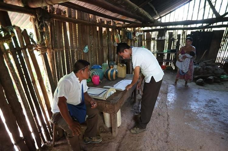 Enfermeros del centro de salud de Panzós deben hacer largos recorridos para llevar controles a familias pobres de Panzós. (Foto Prensa Libre: Hemeroteca PL)
