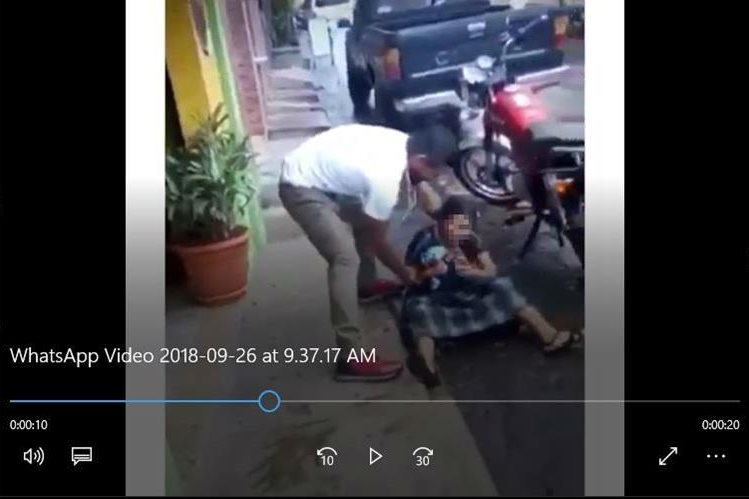 La agresión contra la mujer en Santo Tomás La Unión fue grabada y el video difundido en redes sociales. (Foto Prensa Libre: Tomada de Facebook)