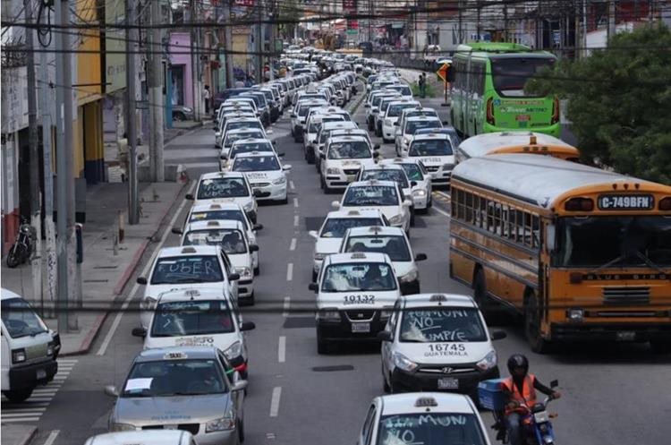 Decenas de taxistas se encaminan a la Municipalidad de Guatemala, en manifestación contra Uber. (Foto Prensa Libre: Estuardo Paredes)