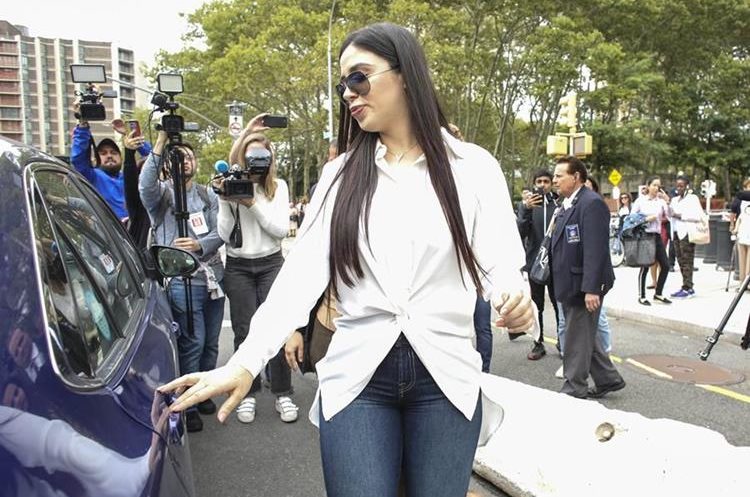 La esposa del narcotraficante Joaquín Guzmán Loera "El Chapo", Emma Coronel, camina a su salida de una audiencia en una corte de Brooklyn. (Foto Prensa Libre: EFE)