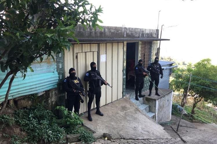 Agentes de PNC participan en un allanamiento relacionado con la captura de integrantes de "La banda del Rafa". (Foto Prensa Libre: Cortesía)