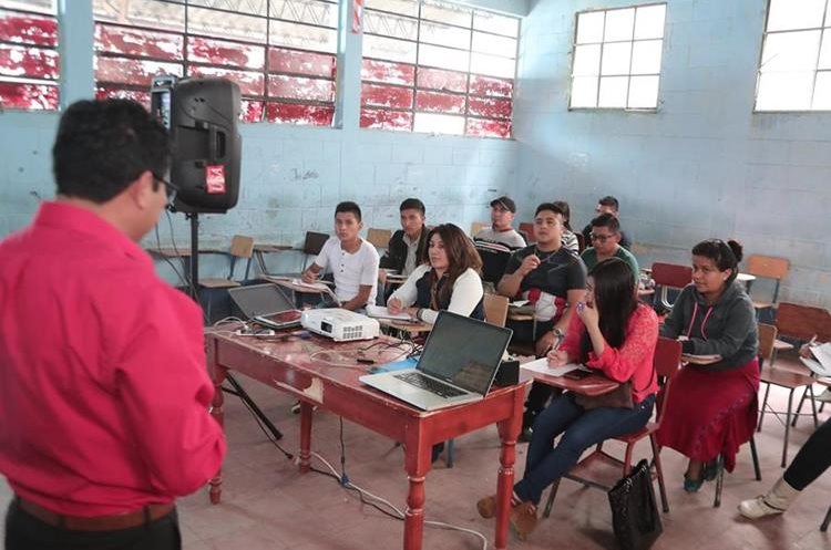 Martín Castro imparte clases a sus alumnos en Nebaj, Quiché. (Foto Prensa Libre: Juan Carlos Rivera)