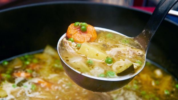 Si en nuestra familia nos enseñaron que la sopa de pollo puede ayudar a superar el resfriado, entonces puede que nos ayude gracias al efecto placebo. (GETTY IMAGES)