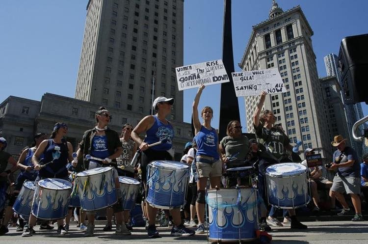   The protest seeks to pressure the authorities to speed up family reunification of migrants who have been arrested in the border. (Photo Prensa Libre: AFP) 