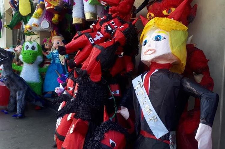 Las piñatas de DonalD Trump son las que más busca la gente para la Quema del Diablo. (Foto Prensa Libre: Eslly Melgarejo)