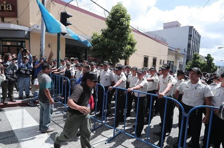 Una considerable cantidad de policías vigiló las afuera del Congreso. (Foto Prensa Libre: Érick Ávila)